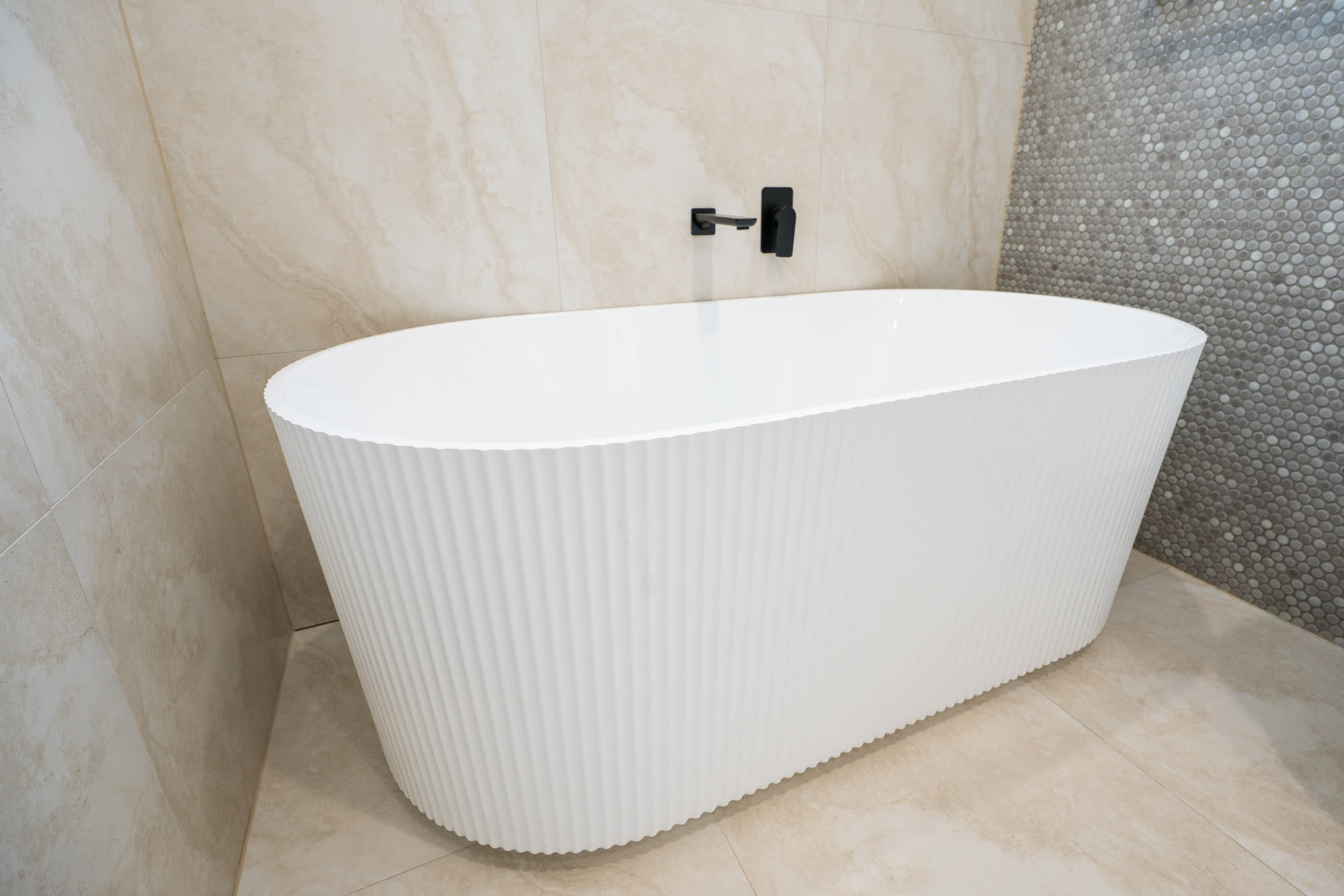 8 Metcalf Ave — freestanding bath